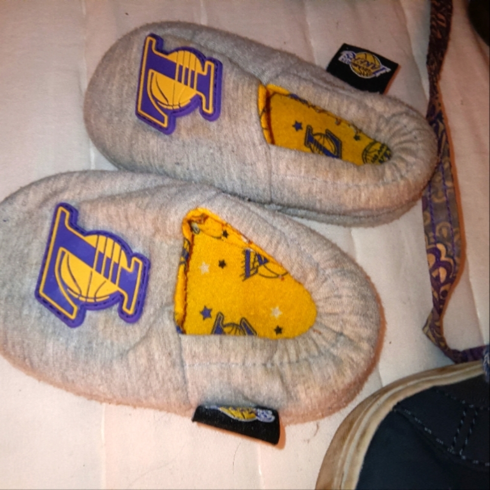 La Lakers baby bed shoes (size 3)